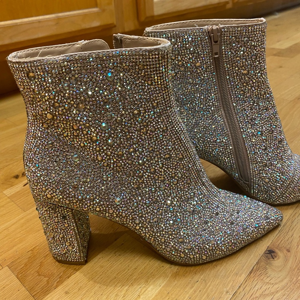 Brand new! Size 8 worn once! Size six pair-sold